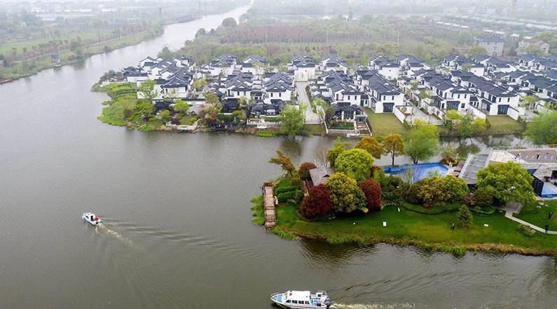 水韻湖城太清沿岸長(zhǎng)興縣楊家浦國(guó)控?cái)嘌桓?></a>
		<figcaption>
<h4>水韻湖城太清沿岸長(zhǎng)興縣楊家浦國(guó)控?cái)嘌桓?/h4>
<em>河道生修復(fù)工程</em>
<p>本工程位于洪橋鎮(zhèn)，本次生態(tài)修復(fù)范圍為北橫港及其叉港，東段為楊家浦閘至圖影扶欄橋段，西段為楊家浦港至陽墩漾，主河道總長(zhǎng)7.36km，叉港總長(zhǎng)8.15km。所需松木樁規(guī)格為3米小頭11-12CM型號(hào)，所用數(shù)量為:10萬根左右。松木樁在生態(tài)修復(fù)中可以發(fā)揮重要作用。它可以幫助改善水土流失，保護(hù)水體，減少污染物向水體的遷移，促進(jìn)水體環(huán)境的恢復(fù)。</p>
</figcaption>
		</figure>
			    <figure class=